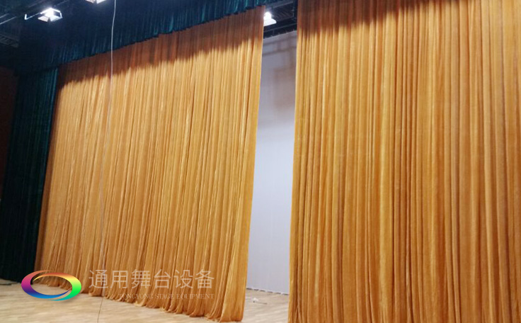 舞臺大幕舞臺阻燃幕布www.zxyj.net.cn、二、三道幕等分割表演區(qū)域，移換場景不間斷
