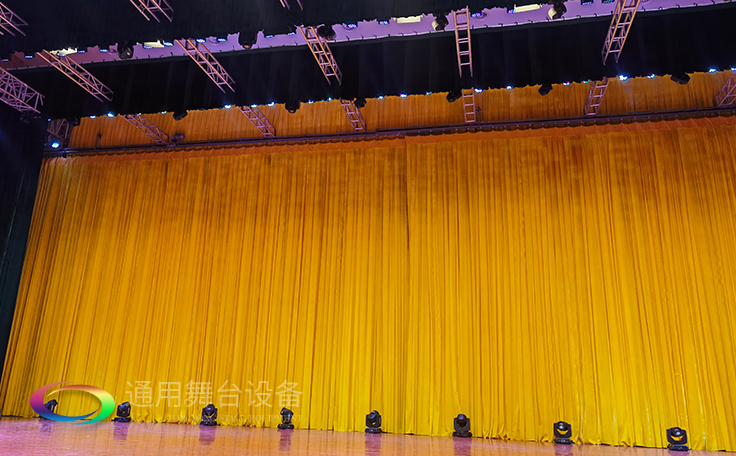 牽引阻燃幕布大幕啟閉運動的機械設備。大幕機（proscenium curtain machinery）